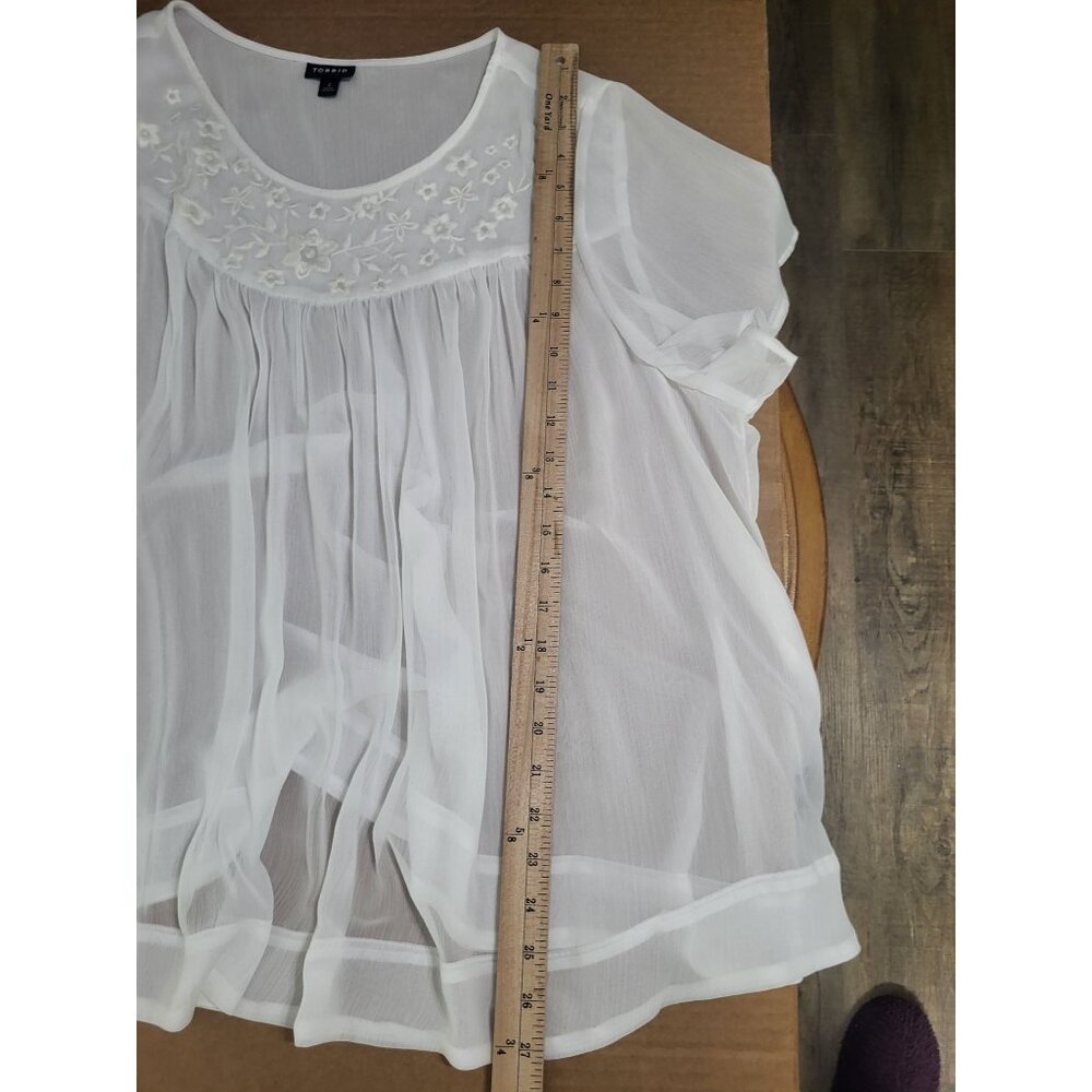 Torrid White Embroidered Chiffon Sheer Blouse SZ 2 Floral Flowy Festival Summer - Picture 5 of 8